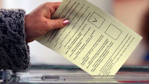 Žena odevzdává svůj hlas v referendu o dalším směřování poloostrova Krym. Západ ani Kyjev hlasování neuznávají. (16. března 2014