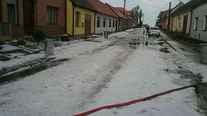 Až 30 centimetrů krup, hasiči na Znojemsku zasahovali u desítky událostí; Zdroj foto: Hasičský záchranný sbor Jihomoravského kraje