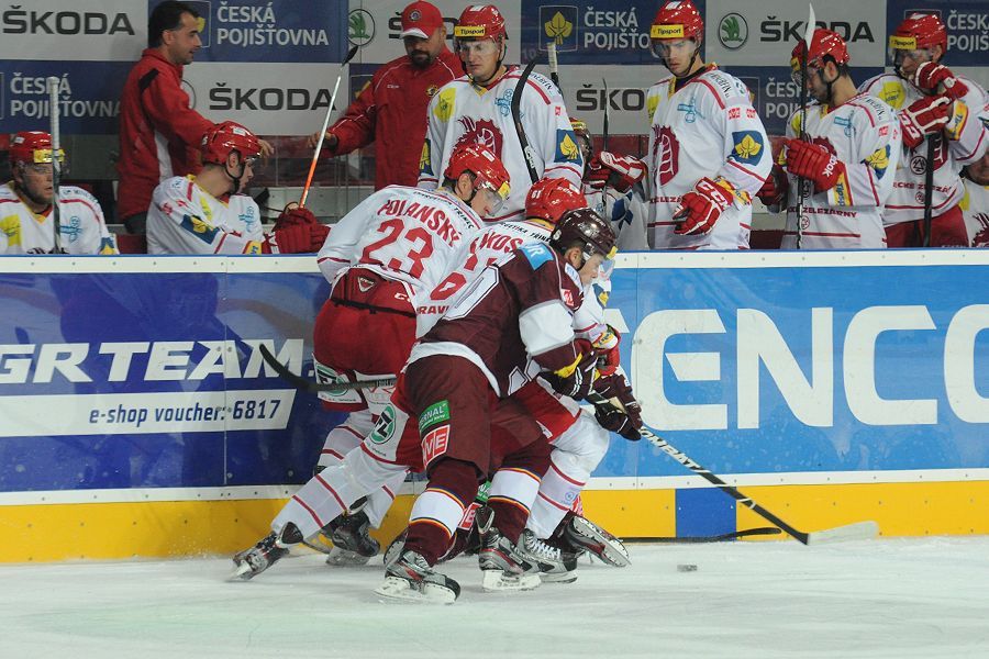 Hokejista pražské Sparty Dominik Simon bojuje o puk s Jiřím Polanským a Danielem Rákosem v utkání 6. kola Tipsport extraligy 2012/13 s Oceláři Třinec.