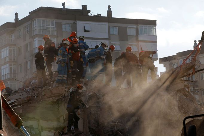 V tureckém Izmiru záchranáři stále odklízejí trosky a hledají možné přeživší.