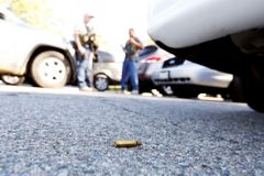 Policisté v USA zastřelili na autobusové zastávce muže, který smrtelně zranil jejich kolegu