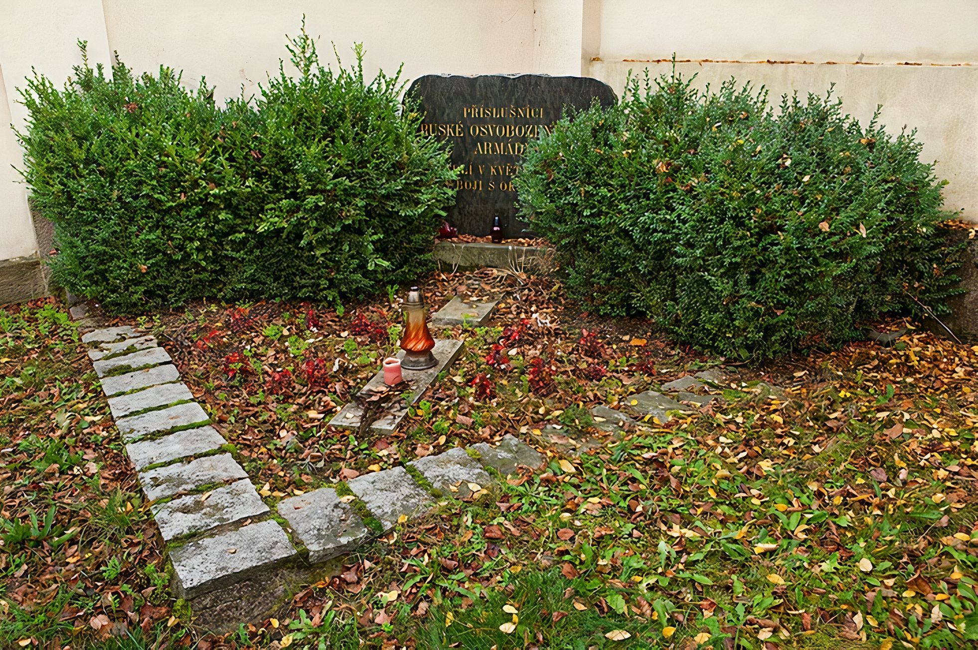 Jednorázové užití / Vlasovci - 1945 / New / Duben 2020 / Hroby