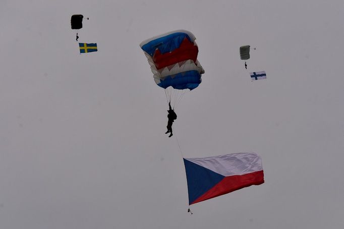 Společným seskokem českých a polských parašutistů začaly Dny NATO 2002.