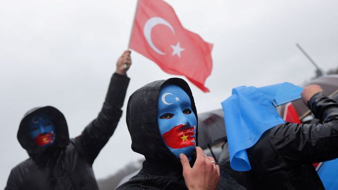 Ujgurové v Turecku protestují před čínskou ambasádou.