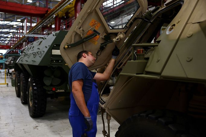 Uvnitř továrny německé zbrojařské firmy Rheinmetall, která dodává tanky a další vojenské vybavení na Ukrajinu.