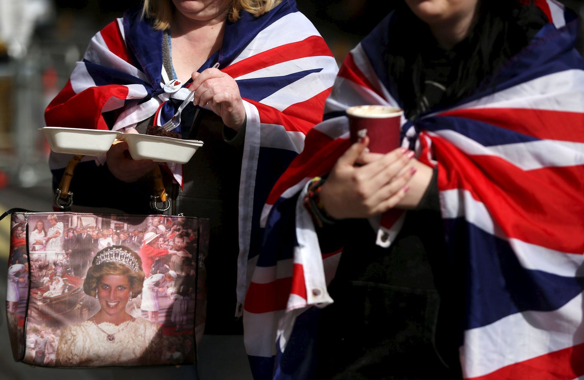 Fanoušci královské rodiny před nemocnicí St Mary v Londýně