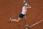 První zápas v kariéře na grandslamovém turnaji absolvovala v pondělí v Paříži sedmnáctiletá Češka Linda Nosková. Úspěšná kvalifikantka zanechala velký dojem a ze stadionu ji vyprovázel skandovaný potlesk diváků.