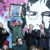 Lennonova zeď v Praze má nový nátěr ke 30 letům svobody