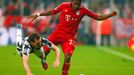 Fotbal, Liga mistrů, Bayern - Juventus:  David Alaba (vpravo) -  Stephan Lichtsteiner