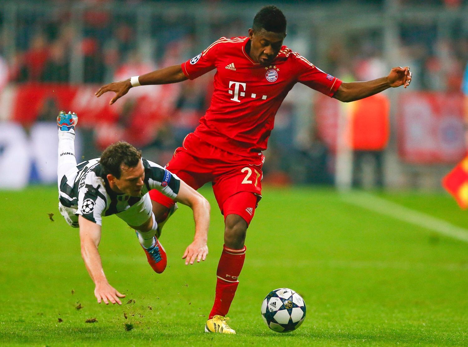 Fotbal, Liga mistrů, Bayern - Juventus:  David Alaba (vpravo) -  Stephan Lichtsteiner