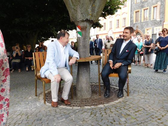 Slavnostního odhalení lavičky se účastnil i Michael Žantovský (vlevo).