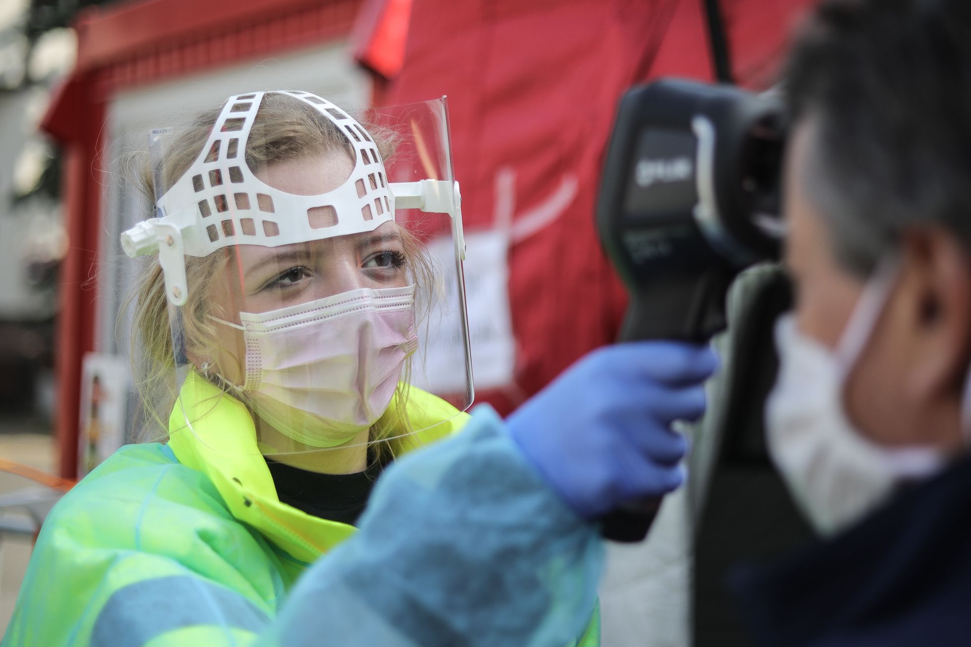 Koronavirus, COVID - Uzavřená Nemocnice Liberec - vyšetření, prohlídka, checkpoint, drive-in kontrola, medik, zdravotník