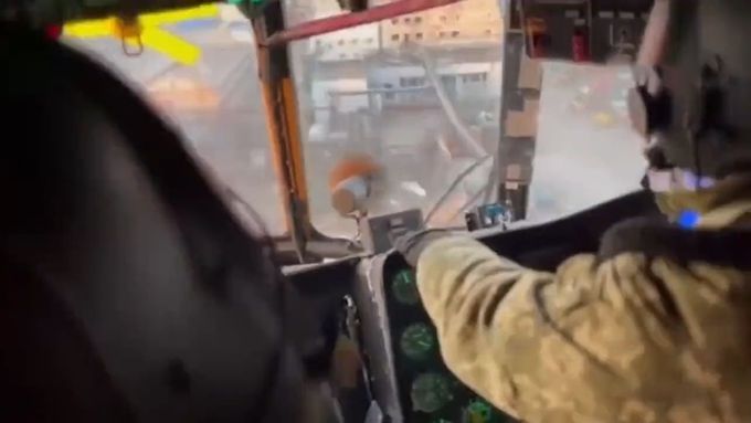 Kamera zachytila, jak ukrajinští vojáci pomocí vrtulníků shazovali humanitární pomoc do Mariupolu