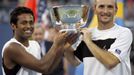 Indický tenista Leander Paes (vlevo) a Čech Martin Damm se radují s trofejí pro vítěze čtyřhry na US Open.