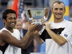 Indický tenista Leander Paes (vlevo) a Čech Martin Damm se radují s trofejí pro vítěze čtyřhry na US Open.