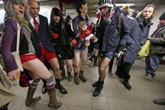 Lidé jezdili newyorským metrem bez kalhot, i když byl venku osmistupňový mráz
