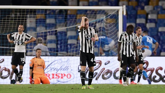 Zklamaní hráči Juventusu po vítězném gólu Neapole