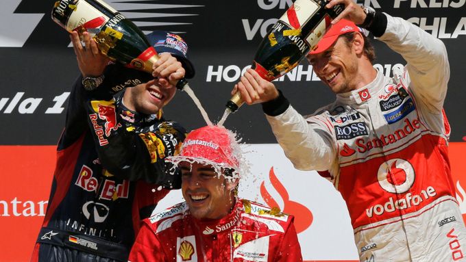 Největší favorité na titul: vlevo Vettel a uprostřed Alonso.