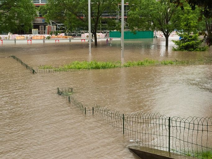 Přesila vodní masy rozlévající se v bezprostředním okolí je bohužel zdrcující...