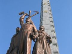 Věž oslavující ideologii "Čučche, která přivedla KLDR do izolace. Formuloval ji počátkem 30.let Kim Ir-sen.