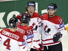 Kapitán hokejistů Kanady Shane Doan (sruhý zprava) slaví gól do finské sétě s Chrisem Kunitzem (vpravo), Edem Jovanovskim (druhý zleva) a Jayem Bouwmeesterem.
