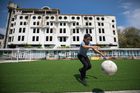 Případně hrají fotbal venku před budovou, kterou armáda čas od času používá pro vojenská cvičení.