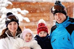 Královská rodina na horách. Dvouletý George a desetiměsíční Charlotte si užívali prvního sněhu