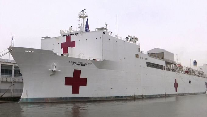 Nemocniční loď Comfort dorazila do New Yorku