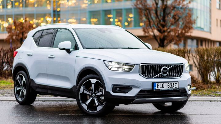 Nemáte hluboko do kapsy? Malé SUV do zásuvky Volvo XC40 v prvním testu