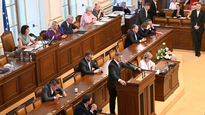 Poslanci schválili korespondenční volbu. Navzdory protestům opozice