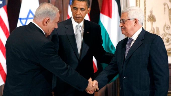Barack Obama při prvním setkání Abbáse s Netanjahuem poté, co se Netanjahu stal v březnu izraelským premiérem