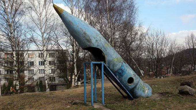 Betonová raketa na dětském hřišti Jurije Gagarina v Karlových Varech