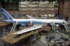 Boeingu klesl zisk-prodává méně letadel