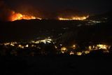Vesnice Tunte na ostrově Gran Canaria. Oheň se šíří kvůli vysokým teplotám a silnému větru.