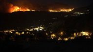 Vesnice Tunte na ostrově Gran Canaria. Oheň se šíří kvůli vysokým teplotám a silnému větru.