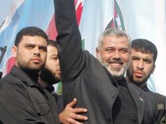 S Hamásem se při vyjednávání nikdo nebaví. Pro Izrael a USA je teroristickou organizací, která nechce uznat židovský stát. Boje s Fatahem pak připomínají občanskou válku.