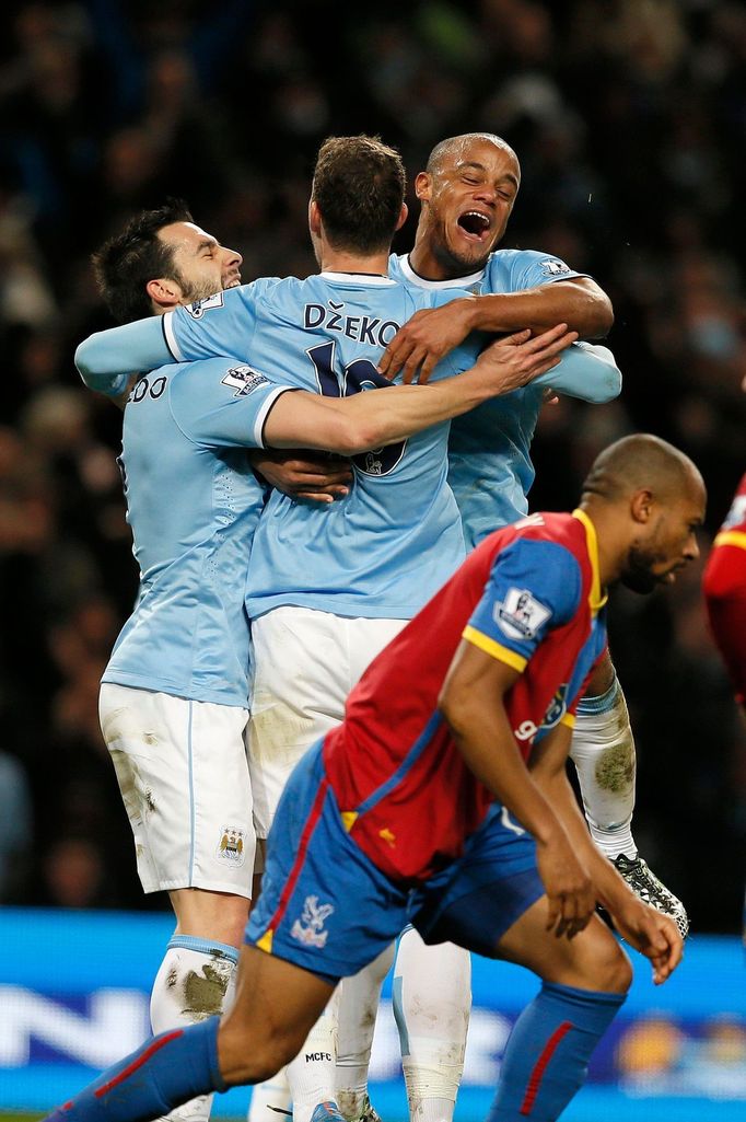 Edin Džeko slaví gól, který vstřelil v Premier League do sítě Crystal Palace