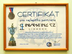 Certifikát vyvěšený v kanceláři Investingu cz