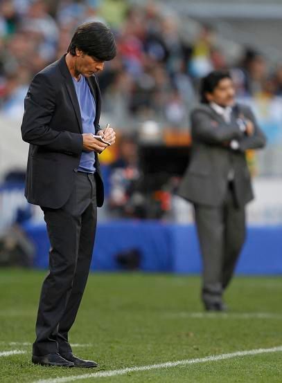Joachim Löw si dělá poznámky