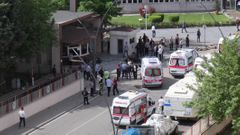 Sanitky u místa exploze v Gaziantepu.