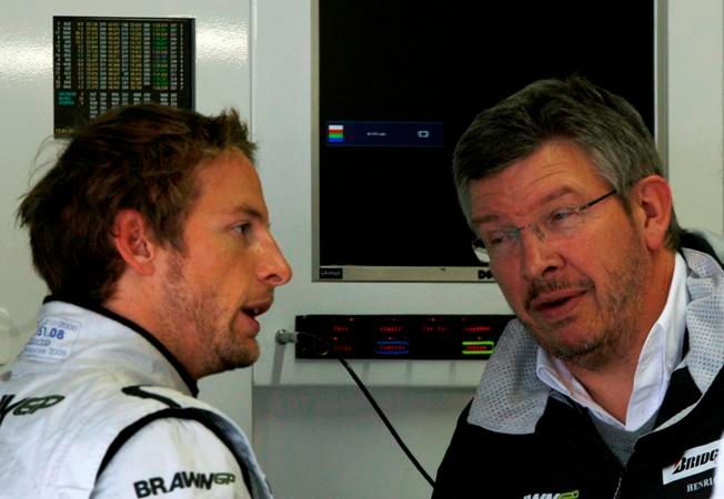 Jenson Button se baví s týmovým šéfem Rossem Brawnem před Velkou cenou Brazílie
