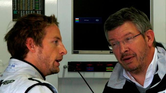 Jenson Button se baví s týmovým šéfem Rossem Brawnem před Velkou cenou Brazílie.