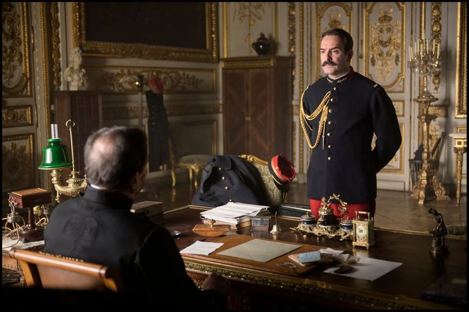 Jean Dujardin hraje plukovníka Georgese Picquarta.