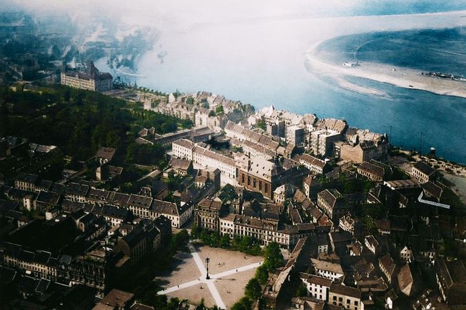 Letecký pohled na německý Düsseldorf na řece Rýn. Snímek zachycuje město okolo roku 1929, v době řádění "Vampýra z Düsseldorfu". Kolorováno.