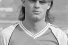 S fotbalem začínal Skuhravý v rodném Přerově nad Labem, v 15 přešel do Sparty. O tři roky později na sebe upozornil gólem, kterým v Poháru UEFA vyřadil slavný Real Madrid. Naplno se v rudém dresu prosadil až po dvouleté vojenské službě v Chebu. Mezitím se podílel na stříbru z ME do 18 let, v září 1985 si odbyl debut v reprezentačním áčku. V čs. nejvyšší soutěži stihl nastřílet 76 branek, se Spartou pětkrát slavil ligový titul.