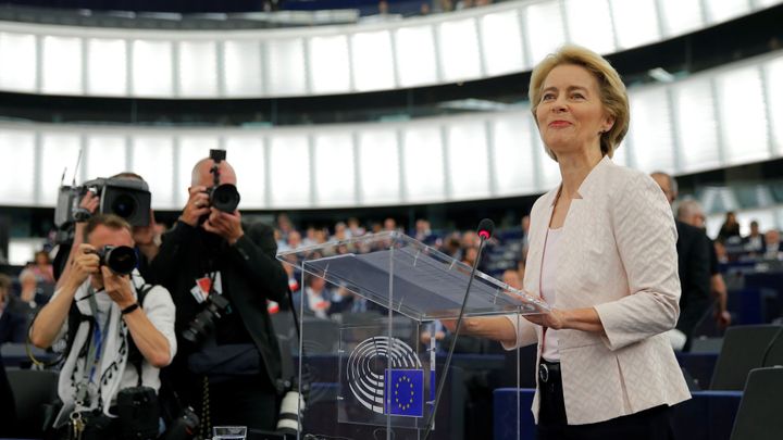 Evropu čekají změny v režii von der Leyenové. Europoslanci ji potvrdili šéfkou komise
