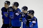 Smutní finští hokejisté po porážce s Německem na MS v hokeji 2019