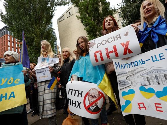 Uprchlíci z Mariupolu v Kyjevě demonstrují proti referendu o připojení okupovaných území k Rusku.