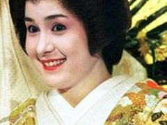 Podle historiků bylo v průběhu 30. a 40. let minulého století Japonci sexuálně zotročeno na 200.000 žen pocházejících převážně z Číny a Koreje.