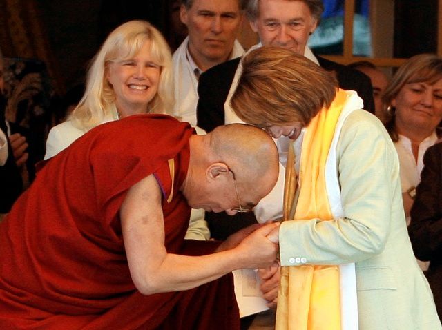 Nancy Pelosiová s Dalajlámou